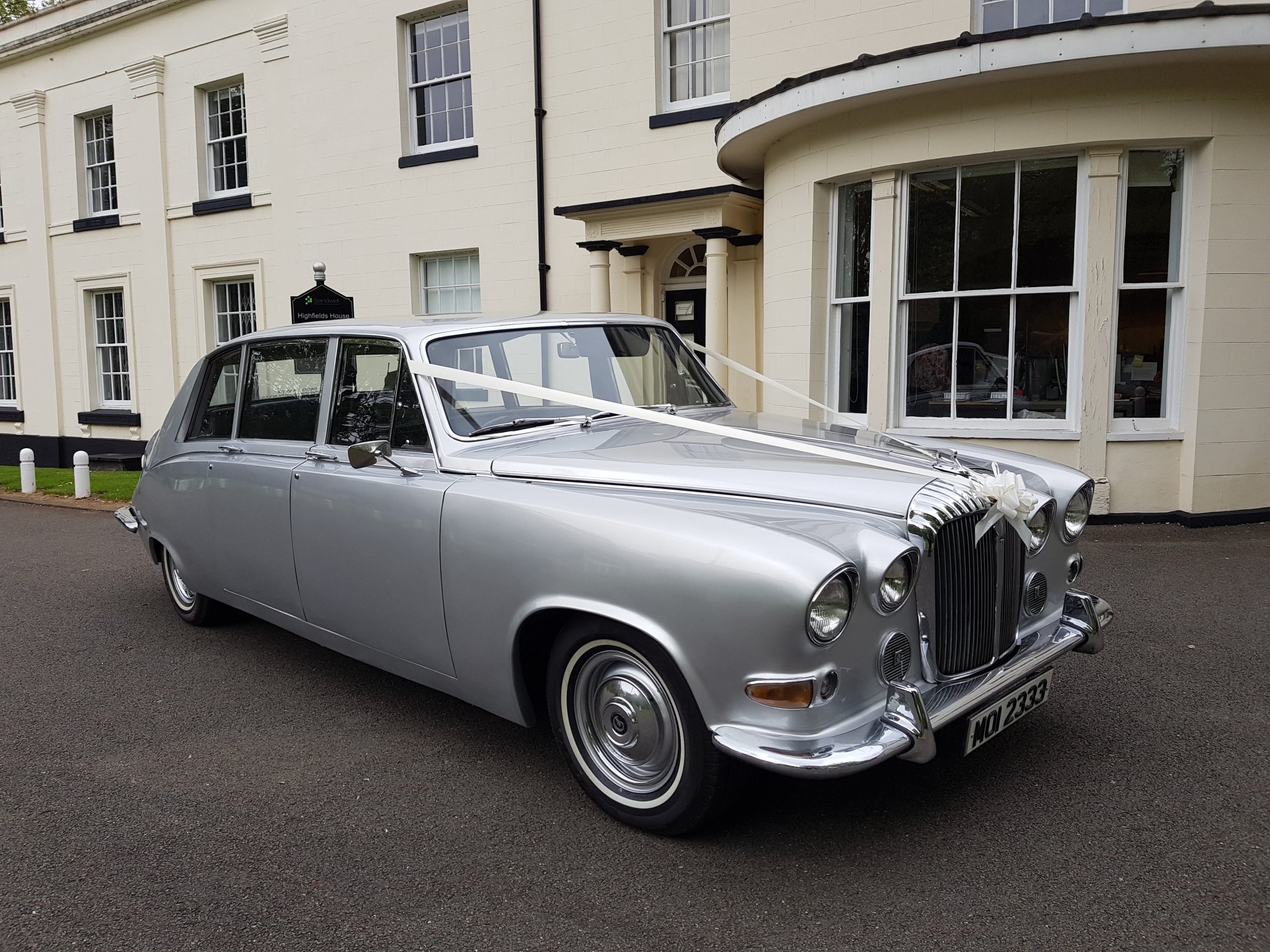 Daimler DS420 Limousine Silver min 2 scaled 1